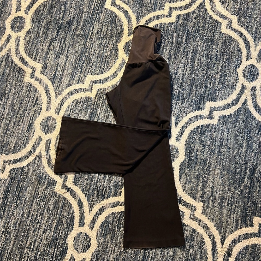 Perfectly broken in brown maternity pants with a ghost tag 💁🏻‍♀️